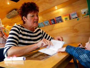 Schrijfster Tosca Menten over Nationale Voorleesavond én ze schreef een speciaal schoenboekje voor Sinterklaas