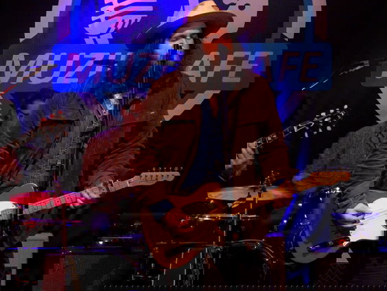 Voltage - How Lucky Am I live in Muziekcafé