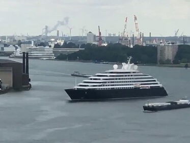In Rotterdam ligt een bizar cruiseschip met helikopters en een onderzeeër