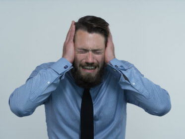 Nachtdilemma: Je hebt last van het roggelen en hoesten van je buurman. Wat doe je?