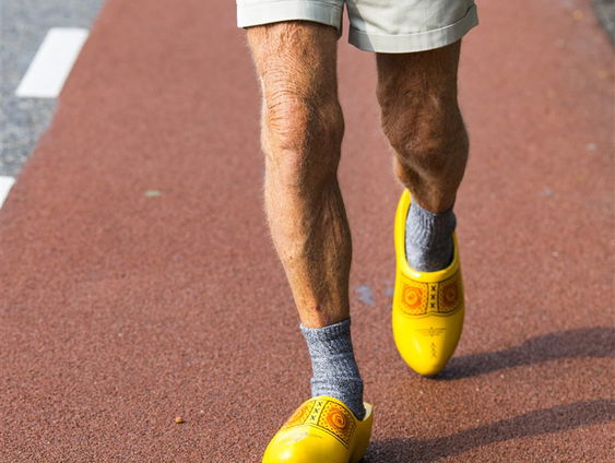Waarom zijn klompen altijd geel?