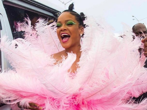 Rihanna draagt een jurk van mode-ontwerper David Laport