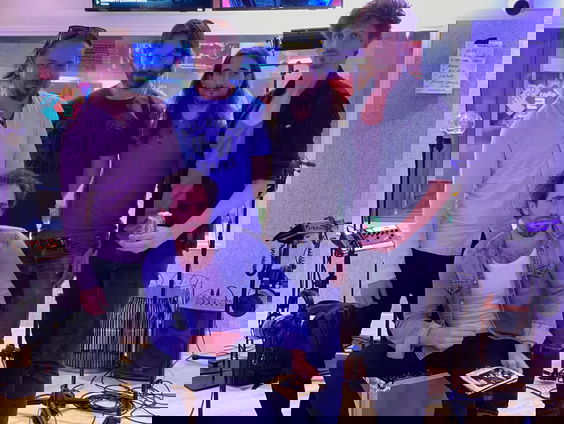 Navarone speelt 'Perfect Design' (live @ FraGiel)