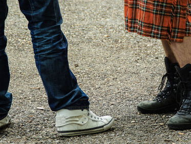 Theo organiseert een rokjesdag... voor mannen! Want, waarom niet!?