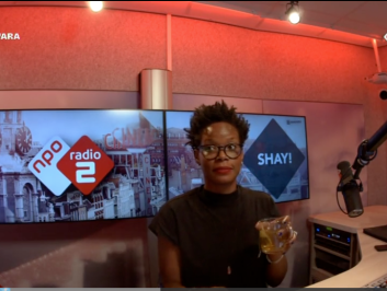 Oeps! Thee wordt omgegooid in gloednieuwe studio