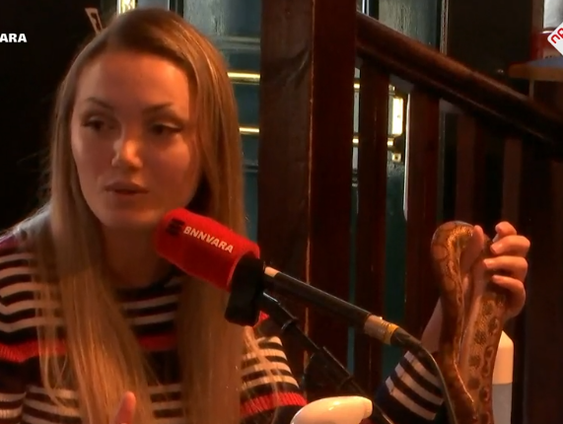 Sterrin Smalbrugge staat in het theater met de voorstelling Sterrins Dierenreis