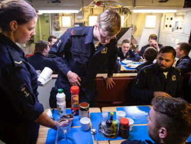 Ex-kolonel Peter Wijninga legt uit waarom vrouwen nu pas bij de marine mogen