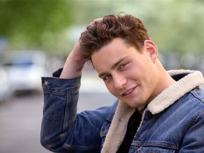 Douwe Bob speelt het intro interview