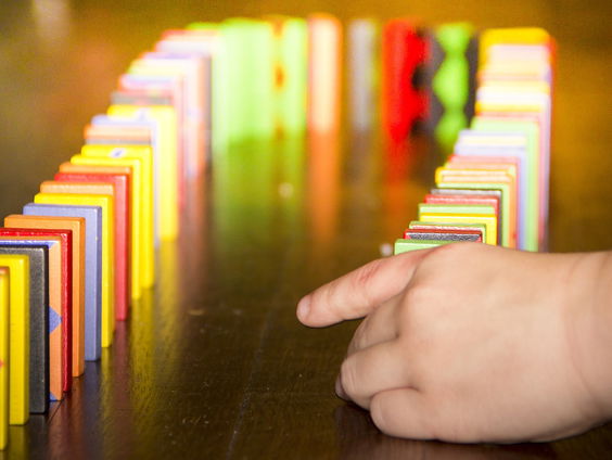 Levende dominostenen op Malieveld noodkreet van evenementenbranche