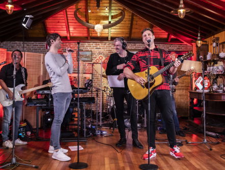 Nick & Simon spelen 'Hier en Nu' LIVE in De Wild in de Middag vanuit Volendam