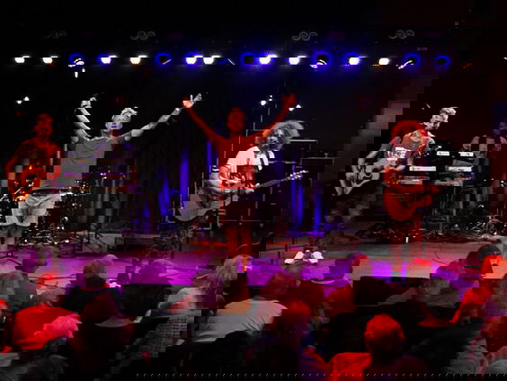 Diggy Dex - De Zon Op live in Muziekcafé