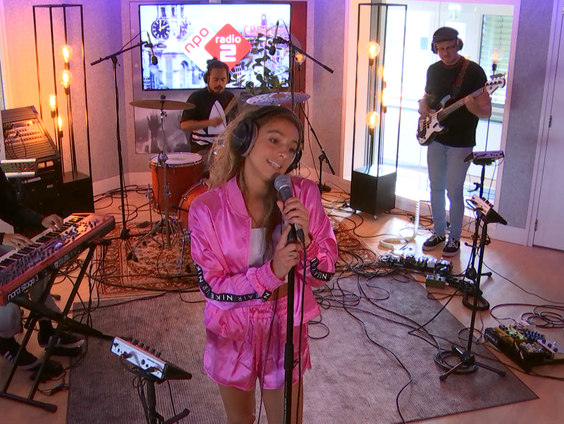 Nona - 'It's Alright' live bij Muziekcafé in de studio