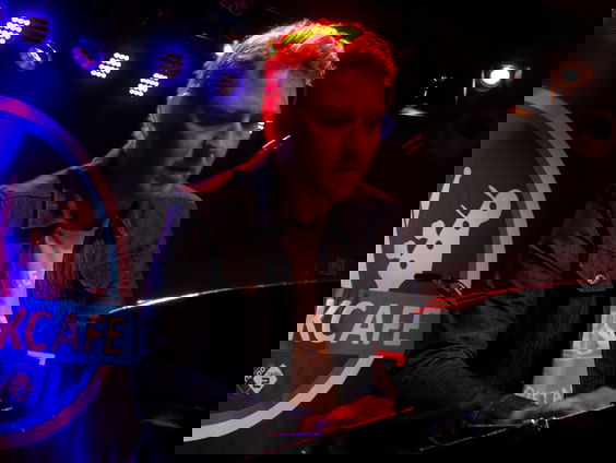 Kraak & Smaak - Naked live in Muziekcafé