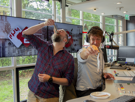 Jan-Willem en Jeroen stellen hun haringkennis op de proef