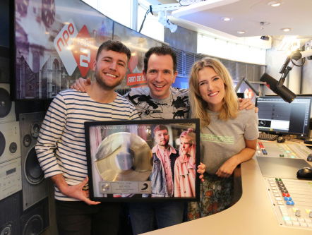 Bart ontvangt platina plaat uit handen van Suzan en Freek