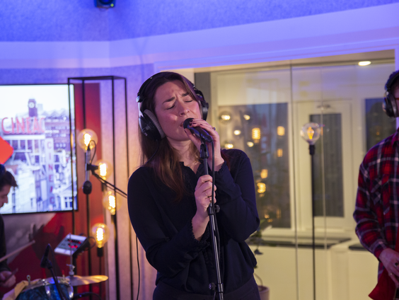 Savine - 'Never Compare' live @ Jan-Willem Start Op