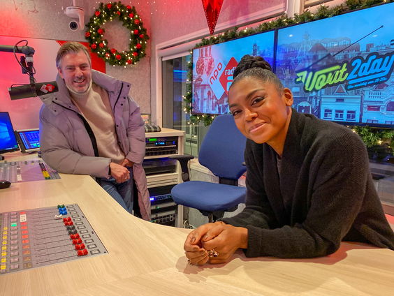 Natacha Harlequin is tafeldame van De Wild in de Middag!