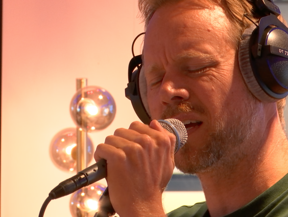 Diggy Dex - 'Altijd Dichtbij' live bij Muziekcafé