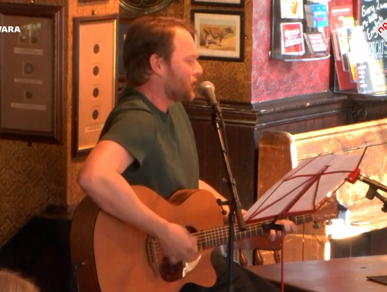 Cabaret: Marcel Harteveld met een lied over de Algemene Beschouwingen