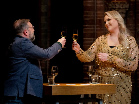 Nikkie keek Jeroen strak in de ogen toen ze hem betrapte bij bakjesopdracht