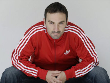 Cabaret voor corona: Ronald Goedemondt koopt geurkaarsen