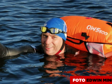 Waarom Edwin Minnaard 22 kilometer mee zwemt met Maarten van der Weijden