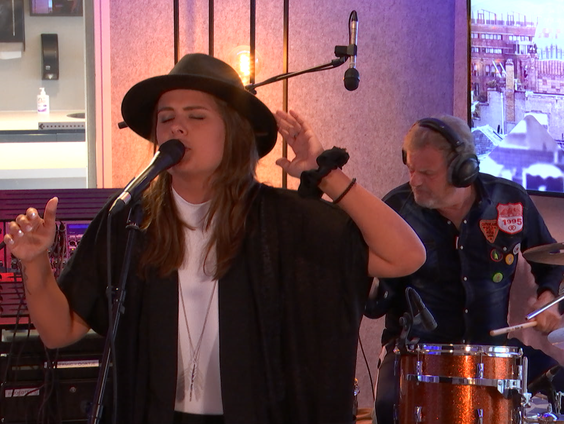 Mell & Vintage Future - 'Brand New Day' live bij Muziekcafé