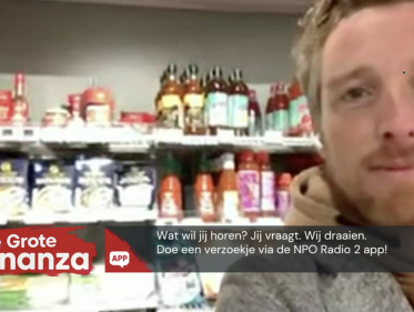 Videobellen met Bas van DI-RECT voor het Koningsdagfestival, live vanuit de supermarkt