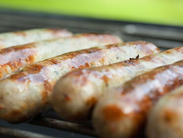 Meneer Wateetons bleef maar worsten maken en heeft nu de Worstbijbel geschreven