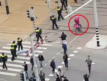 Wat een held! Bezorger Robin slalomt langs de Feyenoord-supporters