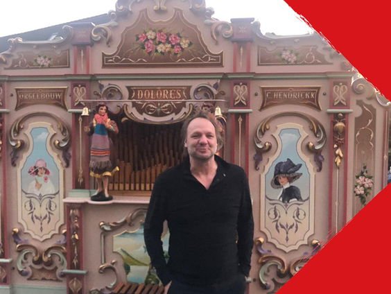 Rob Stenders wakker gemaakt door Jan-Willem, Jeroen én een draaiorgel!