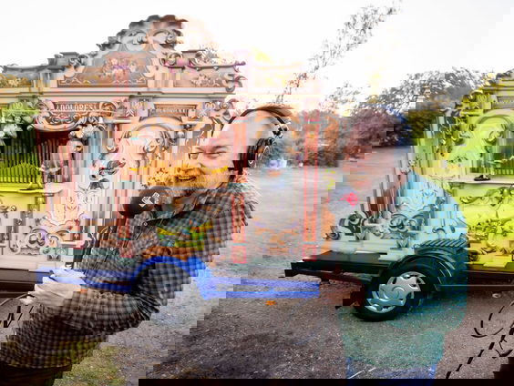 Jeroen maakt Anne-Mieke en Esther wakker met een draaiorgel