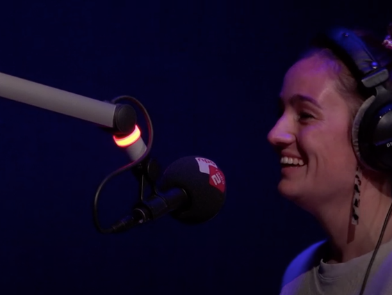 De eerste Jukebox-artiest bij Muziekcafé: HEBE vertelt over haar EP 'Cards On The Table'