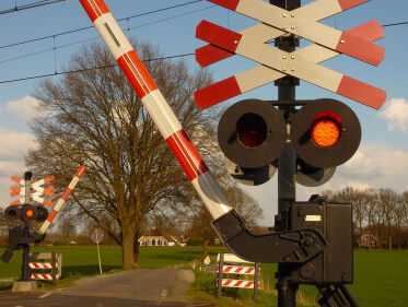 Wat gebeurt er in je hoofd als je met je auto stil komt te staan op een spoorwegovergang?