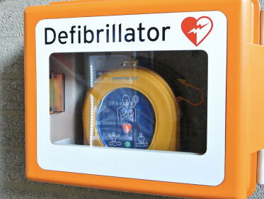 Moet er geen AED bij álle sportclubs hangen? 'Ja,' zegt het Rode Kruis!