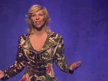 Claudia de Breij is weer terug in het theater met de voorstelling #NU