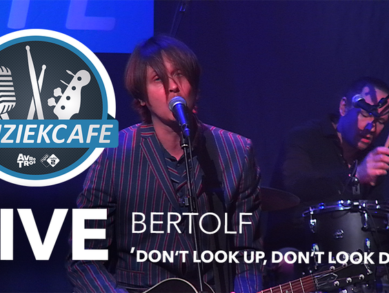 Bertolf - 'Don't Look Up, Don't Look Down' live bij Muziekcafé
