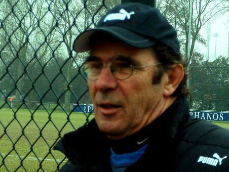 Stagiair Bob krijgt telefoon van zijn grootste idool!