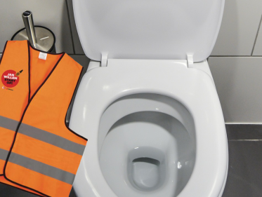 Wat een wc-bril en hesjes pech! Daan en Ingrid winnen alsnog een hesje