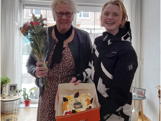 Patrica verrast op afstand haar moeder Gea voor haar verjaardag