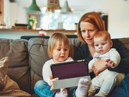Pyscholoog Gijs Coppens raadt gezinsleden aan om zich af en toe af te zonderen tijdens thuisblijven