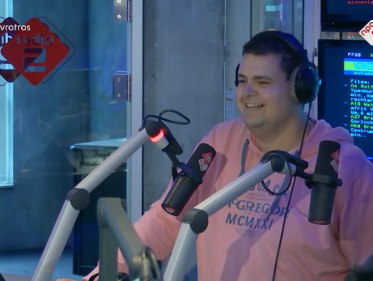 Imre, die 350 euro doneerde voor Giro 5125, speelt live in de studio het 60 seconde spel