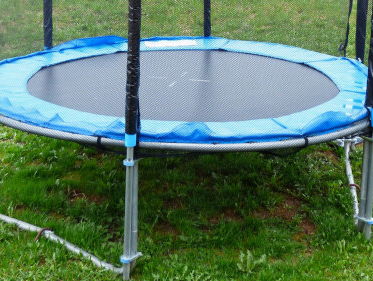 Tims trampoline waaide onder een trein. Nu krijgt hij een nieuwe van ProRail