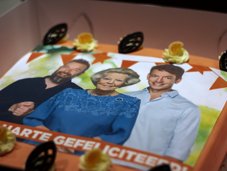 Prinses Beatrix is jarig! Daarom brengt Jeroen haar een taart