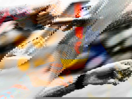 Rotterdamse Tsjomme brouwt protestbiertje om werknemers te helpen