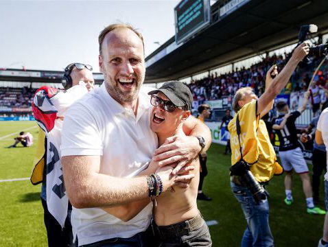 FC Emmen coach ontvangt de allereerste felicitaties van Bert