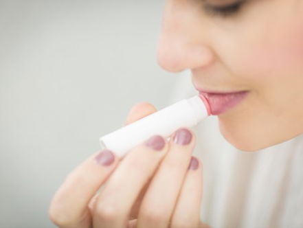 Zitten er giftige stoffen in lippenbalsem? Dr. Felicia legt uit