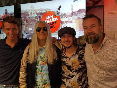 Verrassing! Young Gun Silver Fox primeurt hun nieuwe single voor Jeroens verjaardag