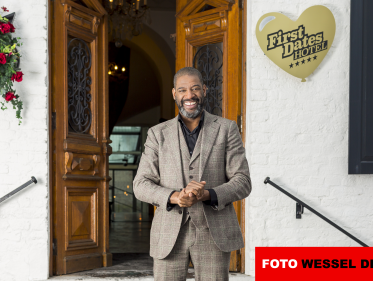 Wat we kunnen verwachten van First Dates Hotel? Gastheer Sergio legt het uit!