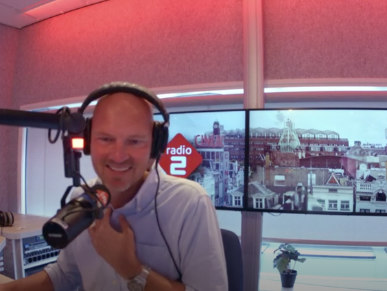 Diggy Dex vertelt aan de telefoon over zijn aflevering bij Beste Zangers